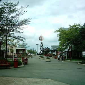 Aurora Farms Outlet Stores - Aurora Ohio - (© JK Choi/used with permission)